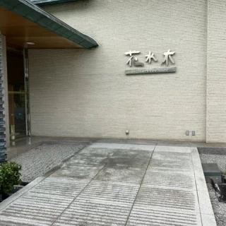 玄関前です