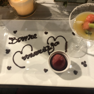 デザートは夏らしいジェラートとフルーツカクテル