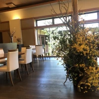 ロビーにも大きなお花が飾られておりました。奥にバーカウンター