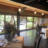 両面に窓があるのでどの席でも外の明るさを感じられます