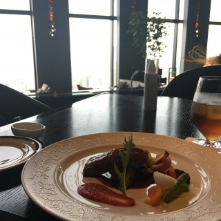 披露宴会場にもなるレストランと料理