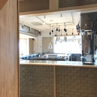 アトリエ
厨房が一望できます
木の温もりのあるカフェ風