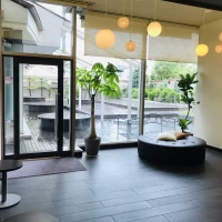 外光の入る披露宴会場。
開放感がある。
ロビー側から。