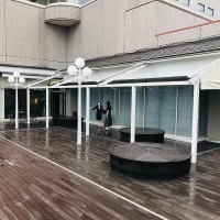 外光の入る披露宴会場。
開放感がある。
バルコニー側から