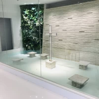 白を基調とした清潔感のあるチャペル