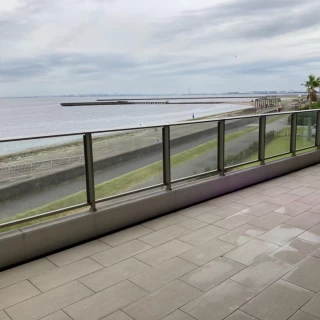 テラスから登場ができます