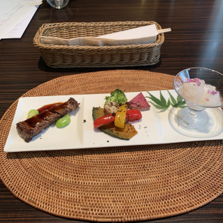 和洋折衷のお料理。お箸で食べられる。