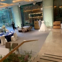窓の外に緑の見える披露宴会場