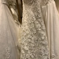 館内のハツコエンドウのドレスショップ