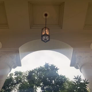 入口入ってすぐの天井です。とても高いです。