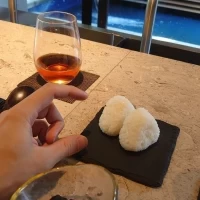 おむすび。シェフがお結びの名前の由来を説明してくれました