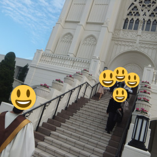 大聖堂から外へと続く長い階段