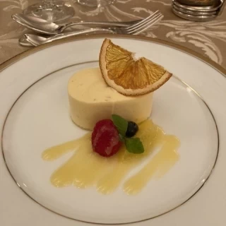 爽やかな甘みのデザート。この後ケーキもサーブさ