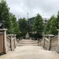 チャペルから出てきてここでフラワーシャワーをできます。