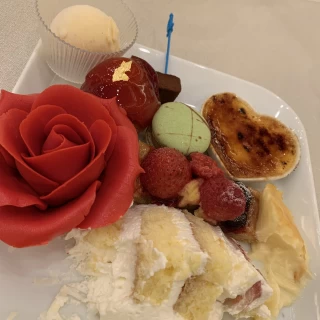 ビュッフェのスイーツとウェディングケーキです。
