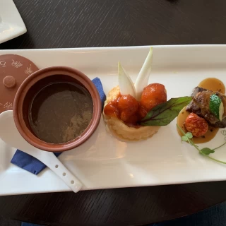 料理です。スープ、エビ、お肉です。