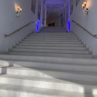 入り口から階段をおりたところに披露宴会場