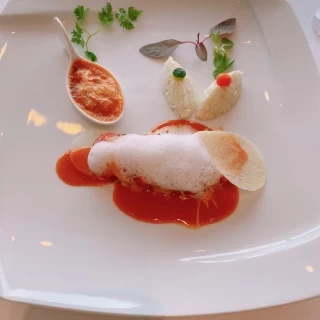 魚料理でソースも美味しく、見た目も綺麗でした