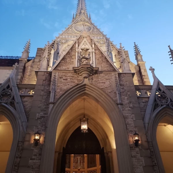 専用ガラスのお城と教会 和洋折衷の美しい建築・カトリック宮津教会 聖ヨハネ天主堂 - 宮津市