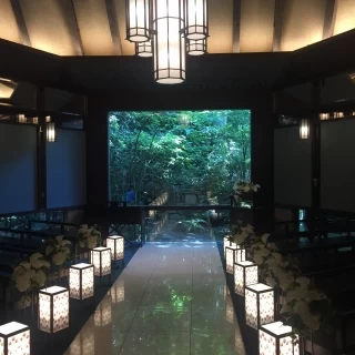 大理石にドレスが映り綺麗に見えると思います。