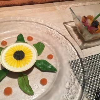 ひまわりの花びらは一枚一枚手作業で盛り付けられているそうです