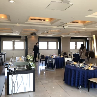 1フロア貸し切りの会場
窓が多いです