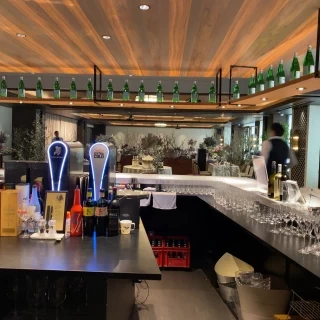 披露宴前にバーカウンターでウェルカムドリンクを1杯飲めるよう