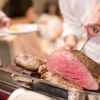 シェフがカットしてくれるローストビーフ