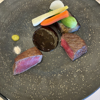牛肉ステーキ、ソースや塩、わさびなど様々味が楽しめました