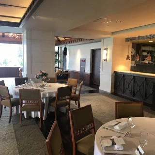 天井が高く広々としていた。