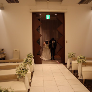 2人で入場するところ|566626さんの小さな結婚式 東京お台場店（営業終了）の写真(1252208)