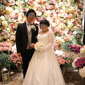 お花がちりばめられたフォトスポットです|566626さんの小さな結婚式 東京お台場店（営業終了）の写真(1252230)