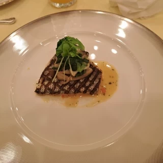 旬のお魚料理、香り高いハーブにのせて