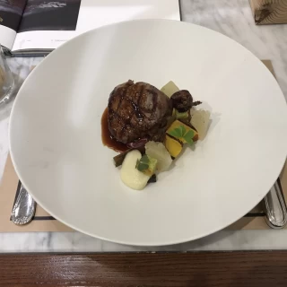 オープンキッチンで作るので、出来立てを食べられます。