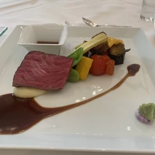 牛肉イチボの焼き加減ロゼ。旬のお野菜。