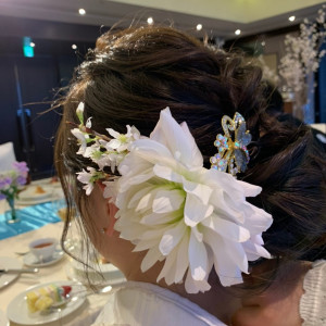 装花は、桜の花を。髪飾りにも桜の花をつけてもらった♡|566714さんの日本平ホテルの写真(1071990)