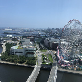 披露宴会場からみなとみらいの観覧車が見えます