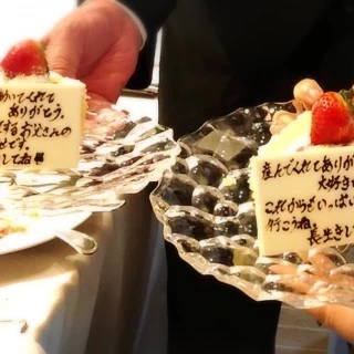 両親への手紙の代わりに、ウェディングケーキにメッセージを。