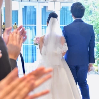 チャペルからは披露宴会場(青のカーテン)が見えます