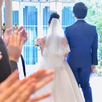 チャペルからは披露宴会場(青のカーテン)が見えます