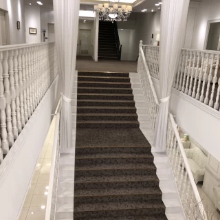 挙式後に披露宴会場へ向かう途中にある大きな階段。