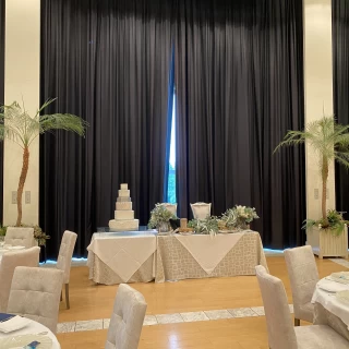 広い会場で、大階段とキッチンの演出が素敵です