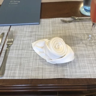 料理の前のテーブルセット