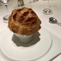 看板メニュー
黒トリュフスープのパイ包