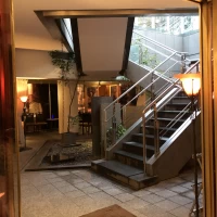 地下の入口につながる階段