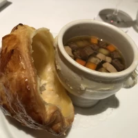 パイは綺麗に蓋になっており、まずはスープの香りを楽しめる