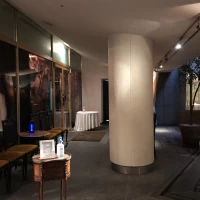 入口の屋根付き屋外に喫煙所を作る場合もあります