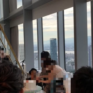 カーテンが開くと梅田の街か眼下に広がります