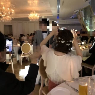 シャンデリアが光る披露宴会場