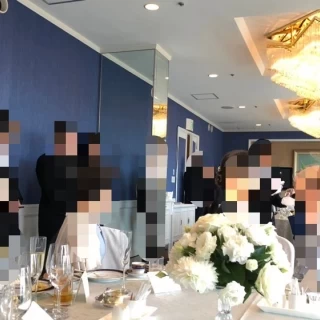 小さめの会場ですが明るいです